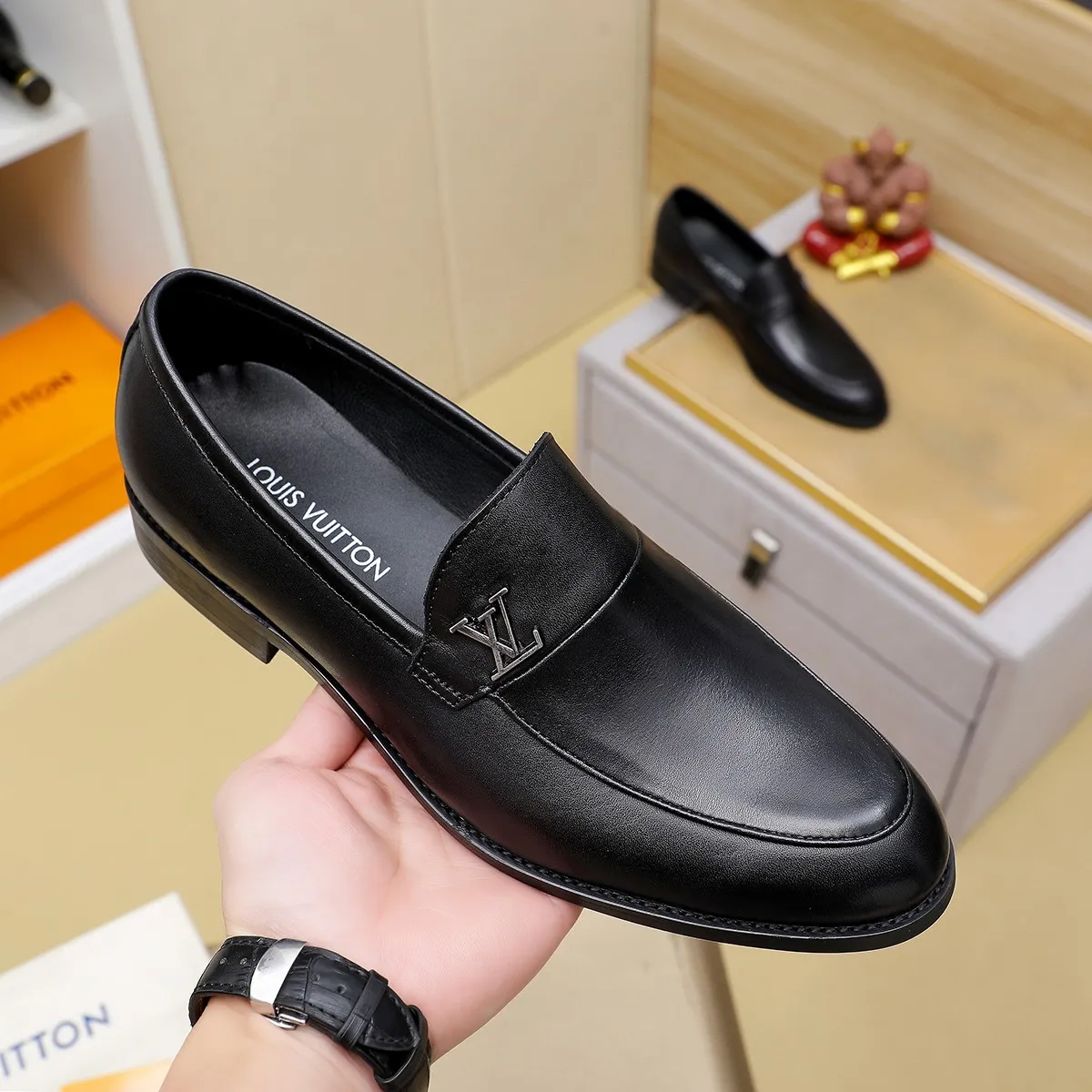 Men's Men's Shoes 💰420 💰[Louis Vuitton] LV high-end business formal leather shoes! ! Luxurious and elegant style, equal emphasis on practicality and style, professional focus on details and quality, counter original 1⃣️: 1⃣️ super accurate reproduction👍🏻! Material: The upper is made of imported original soft 🐂cowhide ➕imported first-layer sheepskin lining. Original anti-slip and wear-resistant outsole! Code number: 39--45, (38.46 custom-made) Large quantities in stock!
